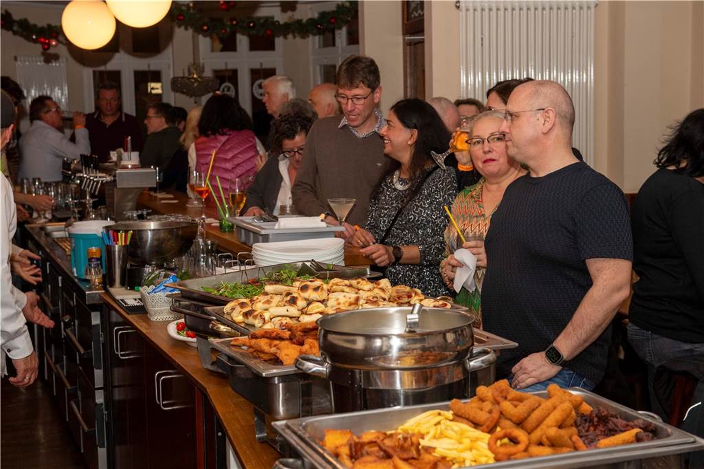 Im Café Zentral ging es stimmungsvoll zu. Die Gäste bekamen nicht nur viel Musik, Getränke und ein rustikales Buffet, sondern um Mitternacht natürlich auch noch ein Feuerwerk geboten.