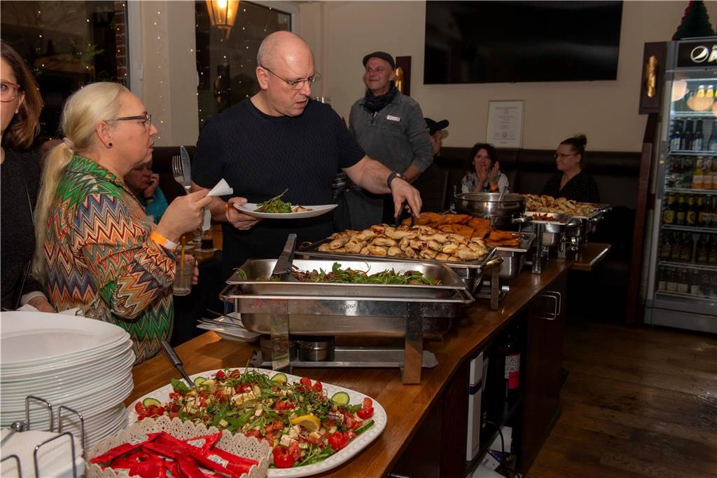 Im Café Zentral ging es stimmungsvoll zu. Die Gäste bekamen nicht nur viel Musik, Getränke und ein rustikales Buffet, sondern um Mitternacht natürlich auch noch ein Feuerwerk geboten.