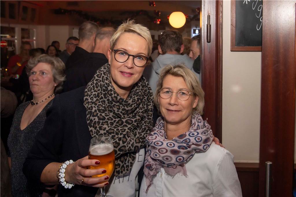 Im Café Zentral ging es stimmungsvoll zu. Die Gäste bekamen nicht nur viel Musik, Getränke und ein rustikales Buffet, sondern um Mitternacht natürlich auch noch ein Feuerwerk geboten.