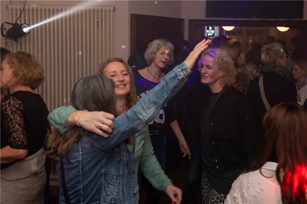 Im Café Zentral ging es stimmungsvoll zu. Die Gäste bekamen nicht nur viel Musik, Getränke und ein rustikales Buffet, sondern um Mitternacht natürlich auch noch ein Feuerwerk geboten.