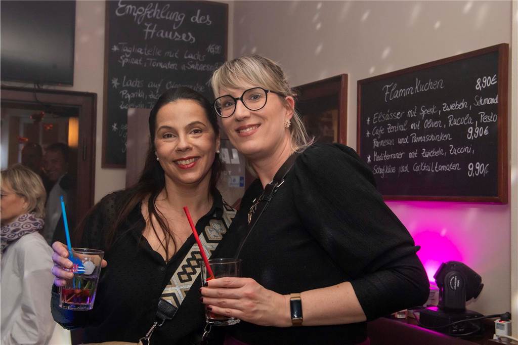 Im Café Zentral ging es stimmungsvoll zu. Die Gäste bekamen nicht nur viel Musik, Getränke und ein rustikales Buffet, sondern um Mitternacht natürlich auch noch ein Feuerwerk geboten.
