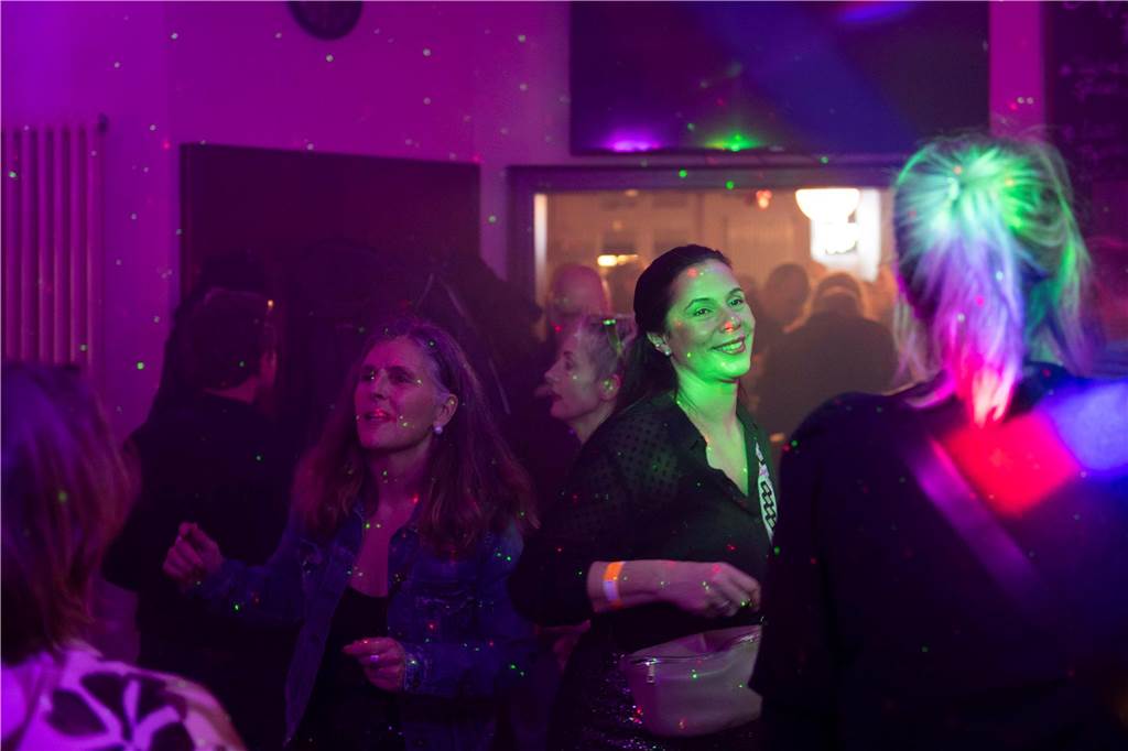 Im Café Zentral ging es stimmungsvoll zu. Die Gäste bekamen nicht nur viel Musik, Getränke und ein rustikales Buffet, sondern um Mitternacht natürlich auch noch ein Feuerwerk geboten.