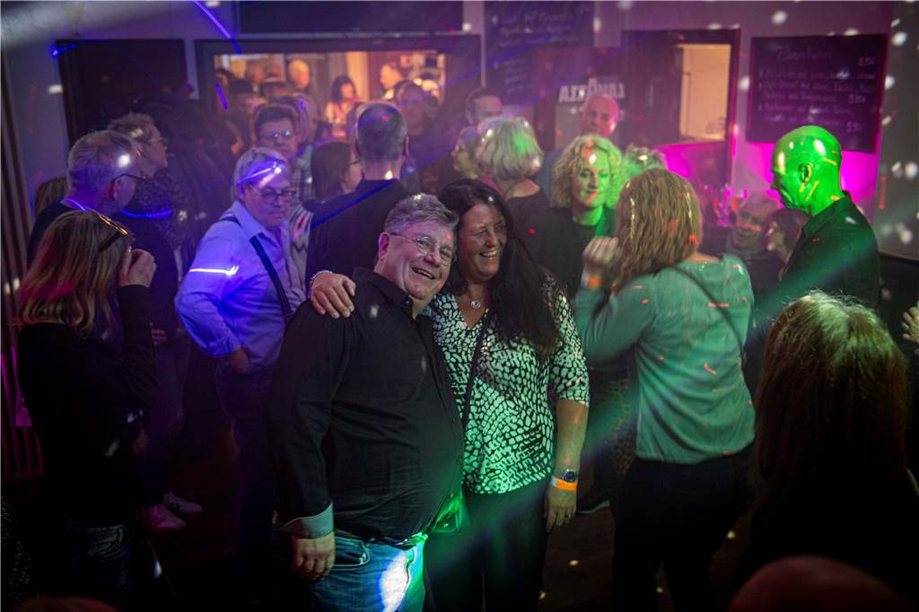 Im Café Zentral ging es stimmungsvoll zu. Die Gäste bekamen nicht nur viel Musik, Getränke und ein rustikales Buffet, sondern um Mitternacht natürlich auch noch ein Feuerwerk geboten.
