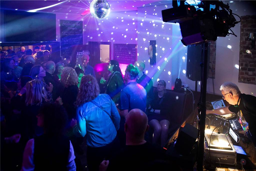 Im Café Zentral ging es stimmungsvoll zu. Die Gäste bekamen nicht nur viel Musik, Getränke und ein rustikales Buffet, sondern um Mitternacht natürlich auch noch ein Feuerwerk geboten.