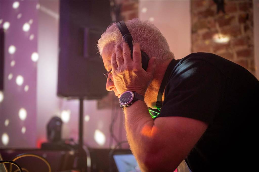 Im Café Zentral ging es stimmungsvoll zu. Die Gäste bekamen nicht nur viel Musik, Getränke und ein rustikales Buffet, sondern um Mitternacht natürlich auch noch ein Feuerwerk geboten.