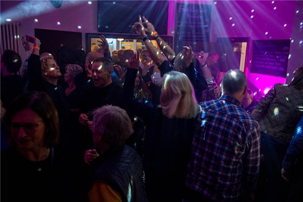 Im Café Zentral ging es stimmungsvoll zu. Die Gäste bekamen nicht nur viel Musik, Getränke und ein rustikales Buffet, sondern um Mitternacht natürlich auch noch ein Feuerwerk geboten.