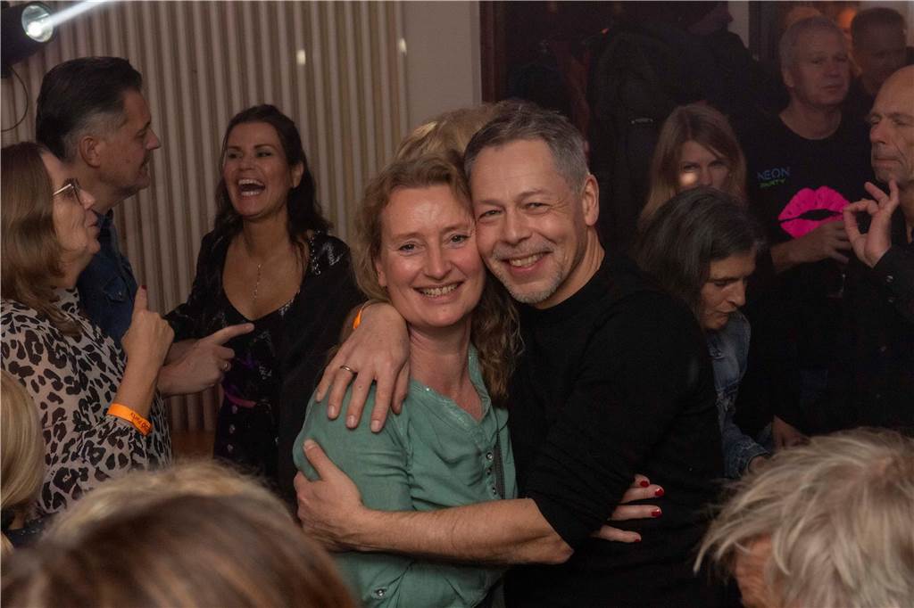Im Café Zentral ging es stimmungsvoll zu. Die Gäste bekamen nicht nur viel Musik, Getränke und ein rustikales Buffet, sondern um Mitternacht natürlich auch noch ein Feuerwerk geboten.