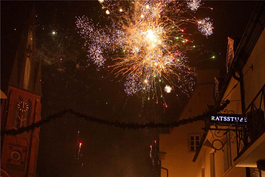 Im Café Zentral ging es stimmungsvoll zu. Die Gäste bekamen nicht nur viel Musik, Getränke und ein rustikales Buffet, sondern um Mitternacht natürlich auch noch ein Feuerwerk geboten.