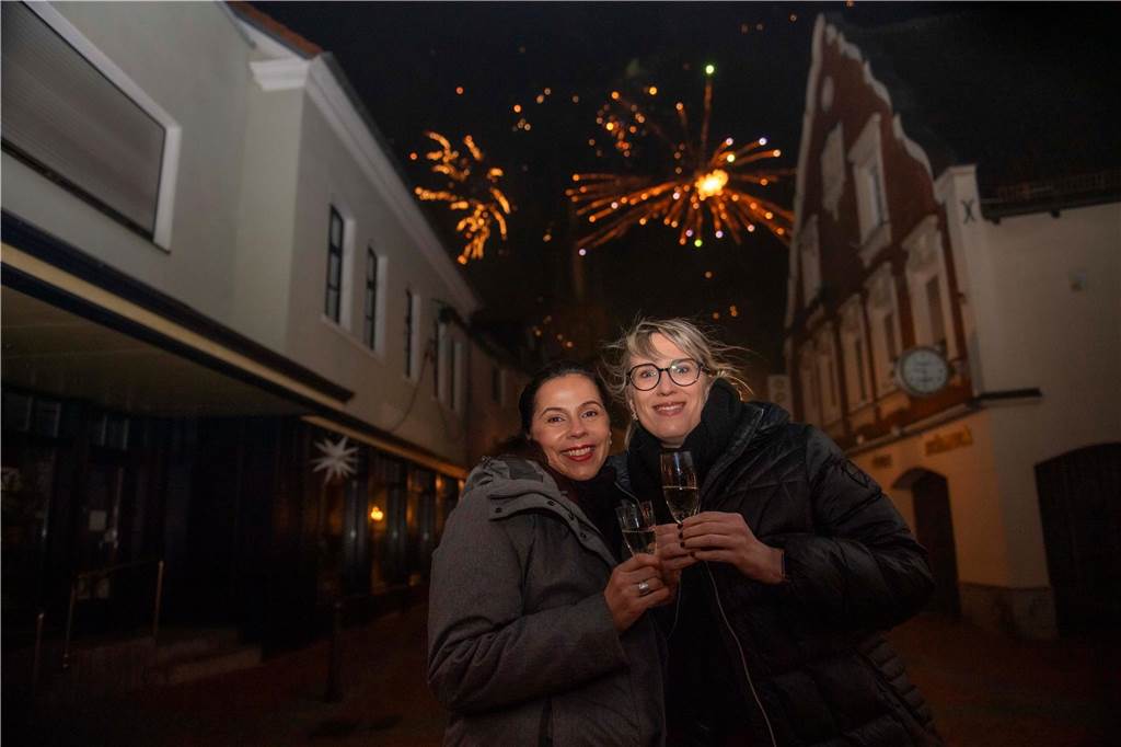 Im Café Zentral ging es stimmungsvoll zu. Die Gäste bekamen nicht nur viel Musik, Getränke und ein rustikales Buffet, sondern um Mitternacht natürlich auch noch ein Feuerwerk geboten.