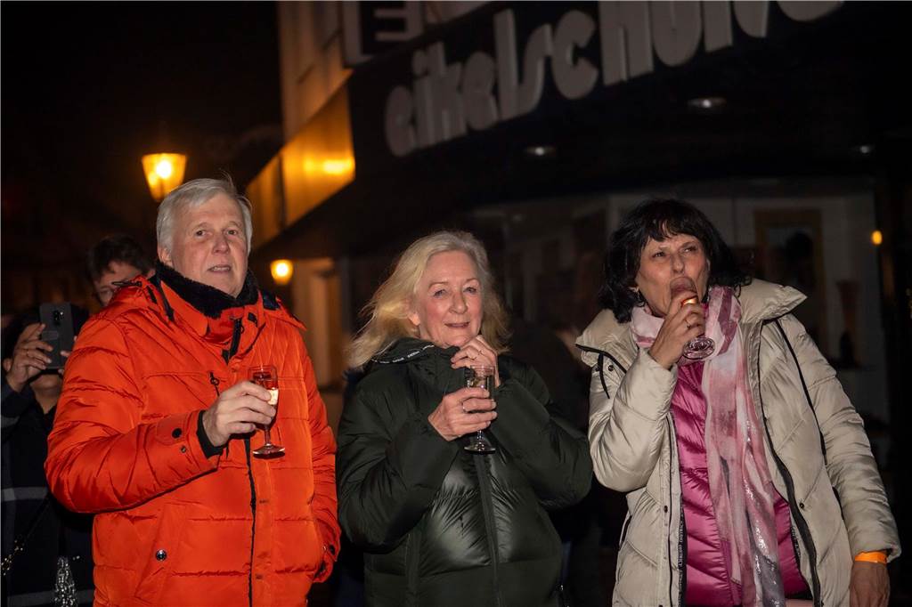 Im Café Zentral ging es stimmungsvoll zu. Die Gäste bekamen nicht nur viel Musik, Getränke und ein rustikales Buffet, sondern um Mitternacht natürlich auch noch ein Feuerwerk geboten.