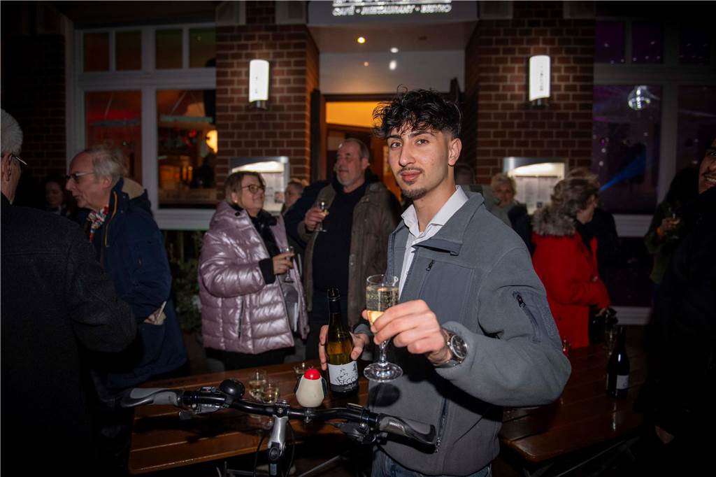 Im Café Zentral ging es stimmungsvoll zu. Die Gäste bekamen nicht nur viel Musik, Getränke und ein rustikales Buffet, sondern um Mitternacht natürlich auch noch ein Feuerwerk geboten.