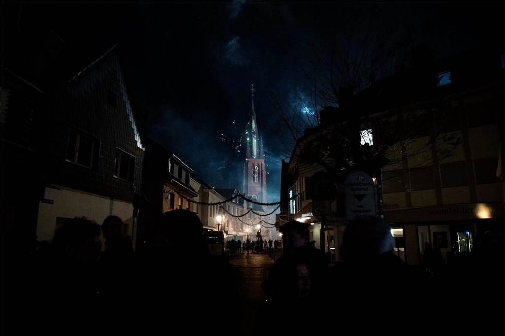 Im Café Zentral ging es stimmungsvoll zu. Die Gäste bekamen nicht nur viel Musik, Getränke und ein rustikales Buffet, sondern um Mitternacht natürlich auch noch ein Feuerwerk geboten.