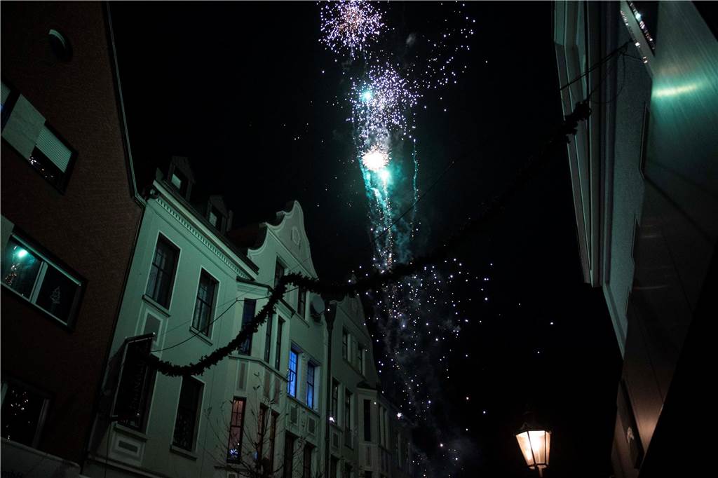 Im Café Zentral ging es stimmungsvoll zu. Die Gäste bekamen nicht nur viel Musik, Getränke und ein rustikales Buffet, sondern um Mitternacht natürlich auch noch ein Feuerwerk geboten.