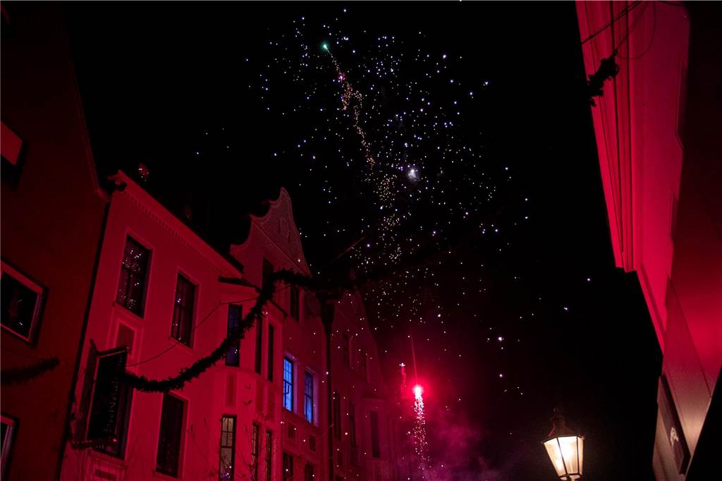 Im Café Zentral ging es stimmungsvoll zu. Die Gäste bekamen nicht nur viel Musik, Getränke und ein rustikales Buffet, sondern um Mitternacht natürlich auch noch ein Feuerwerk geboten.