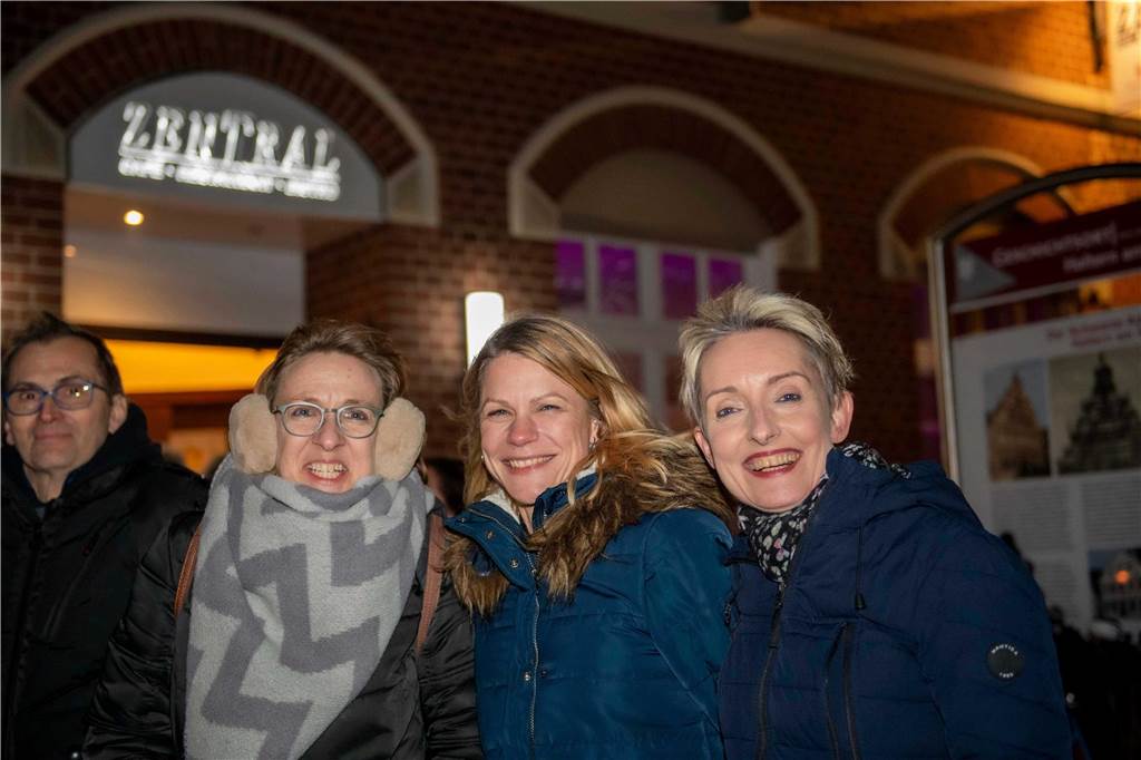 Im Café Zentral ging es stimmungsvoll zu. Die Gäste bekamen nicht nur viel Musik, Getränke und ein rustikales Buffet, sondern um Mitternacht natürlich auch noch ein Feuerwerk geboten.
