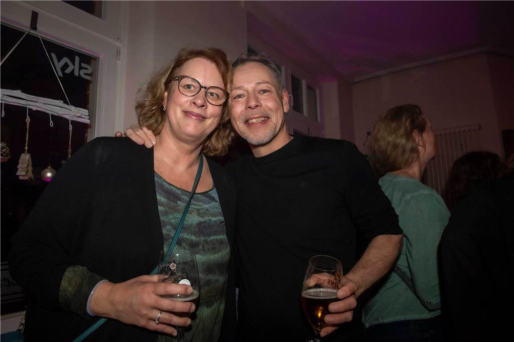 Im Café Zentral ging es stimmungsvoll zu. Die Gäste bekamen nicht nur viel Musik, Getränke und ein rustikales Buffet, sondern um Mitternacht natürlich auch noch ein Feuerwerk geboten.