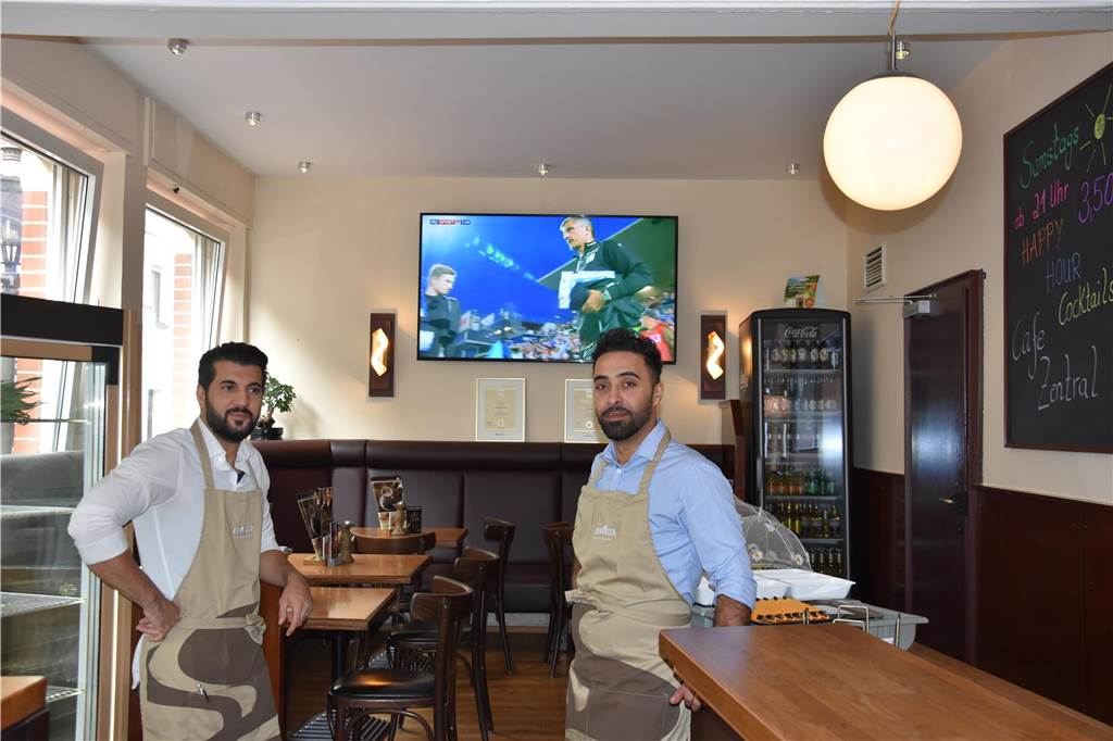 Diese Lokale übertragen die Spiele der Fußball-WM der Frauen Im Café Zentral hängen mehrere Fernseher an der Wand - die auch genutzt werden wollen.