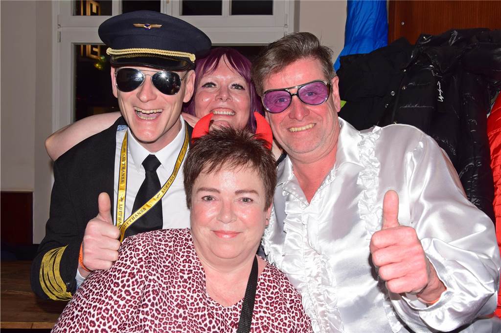 Im Café Zentral stieg erstmals seit Corona wieder eine Rosenmontagsparty. Viele Jecken aus Haltern feierten bis spät in die Nacht.