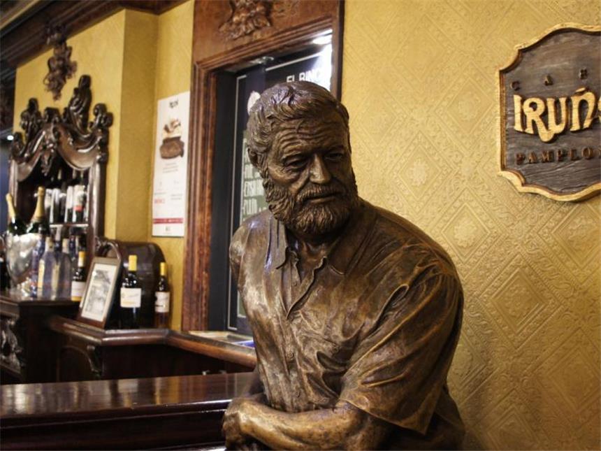 Zwischen Cognac und Corrida: Hemingway in Pamplona Im Café Iruña in Pamplona hat Ernest Hemigway leidenschaftlich getrunken. Foto: Carola Frentzen