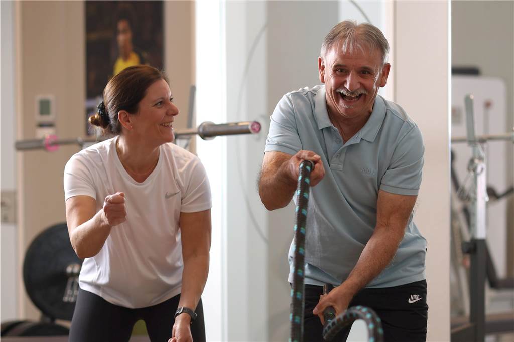 „Fitness ist individuell“: Caldea-Boutique-Studio eröffnet in Schüren Daniela Schindler und ein Klient trainieren gemeinsam.