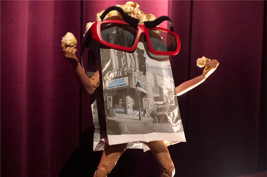 Kino in Werne bietet jetzt wieder besondere Aktion für Kino-Feeling zuhause Im Capitol Cinema Center Werne gibt's jetzt wieder Popcorn "to go". Das kündigt diese von den Kinobetreibern selbstgebastelte Figur an.