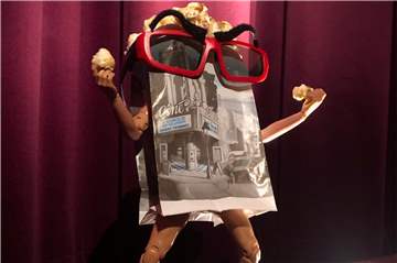 Im Capitol Cinema Center Werne gibt's jetzt wieder Popcorn "to go". Das kündigt diese von den Kinobetreibern selbstgebastelte Figur an.