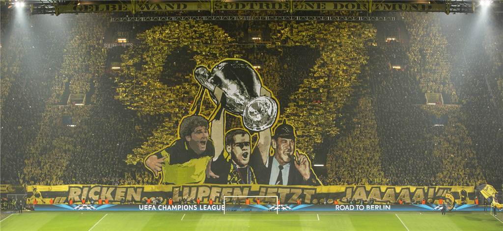 Werner Hansch und Oliver Müller im XXL-Interview: „Was Hitzfeld schaffte, schien unvorstellbar“ Eine Choreo der BVB-Fans.