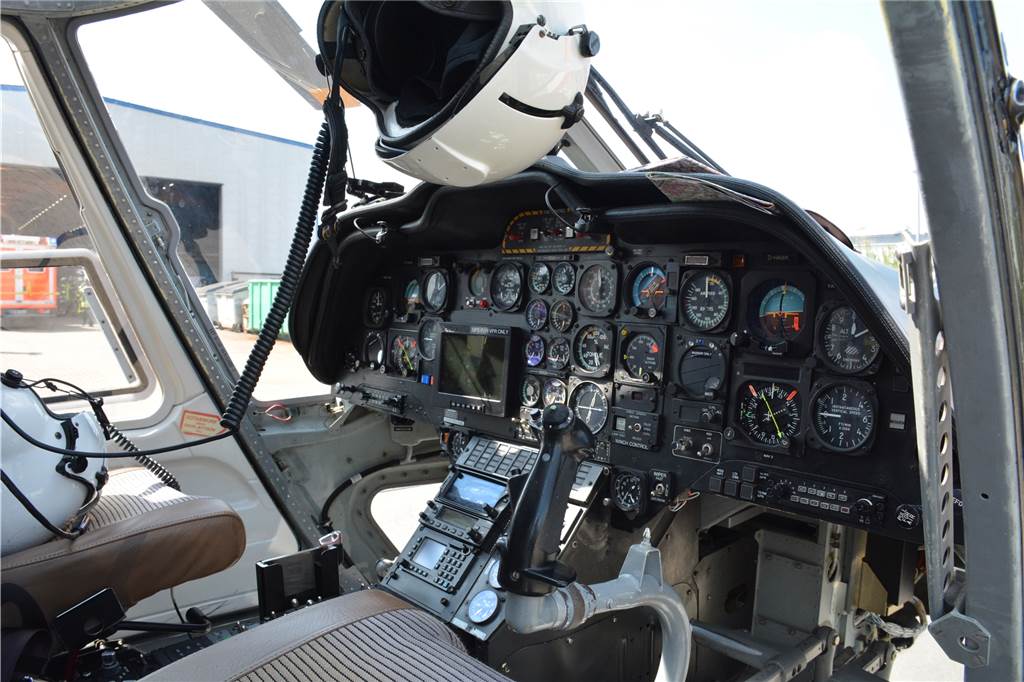 Fliegende Lebensretter: Pilot erklärt Dortmunds Rettungshubschrauber Im Cockpit sind jede Menge Messgeräte zu beachten.