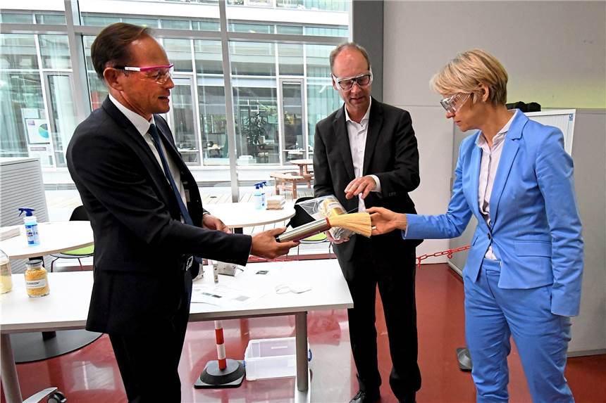 Technologie aus Marl in die ganze Welt Im Creavis Technikum in Marl lassen sich Regierungspräsidentin Dorothee Feller und Evonik-Personalvorstand Thomas Wessel (l.) die Funktionsweise einer speziell entwickelten Membran mit Dr. Oliver Busch (Leiter Neugeschäftsentwicklung Defossilierung) näherbringen.