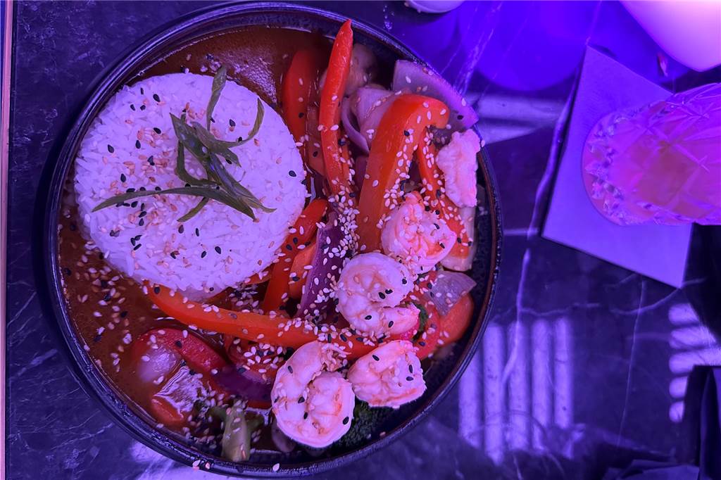 Hier werden Edamame im Hasenkopf serviert: Das Oishinbo im Test Im Curry überzeugen vor allem die zarten Garnelen.