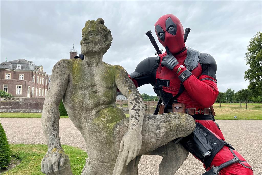 Lüner Hochzeitscrasher: Deadpool übernimmt Shooting am Schloss Nordkirchen Im Deadpool-Kostüm geht Alexander Ruscher immer wieder auf den witzigen Charakter der Figur ein.