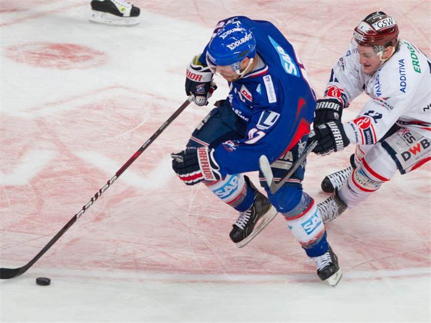 Zoff: Eisbären-Coach giftet, Adler-Manager kontert Im DEL-Finale gehen die Teams hart zur Sache - hier behakt Laurin Braun (r) Mannheims Christoph Ullmann. Foto: Uwe Anspach