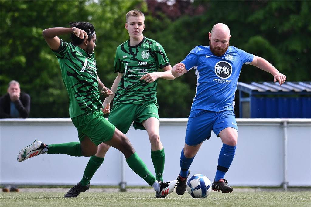 Im Derby der Reserveteams brauchte der ETuS Haltern II ein wenig, um ins Spiel zu finden, lag auch anfangs gegen den SV Bossendorf II zurück. Dann drehten die Eisenbahner aber auf und gewannen am Ende deutlich mit 9:1.