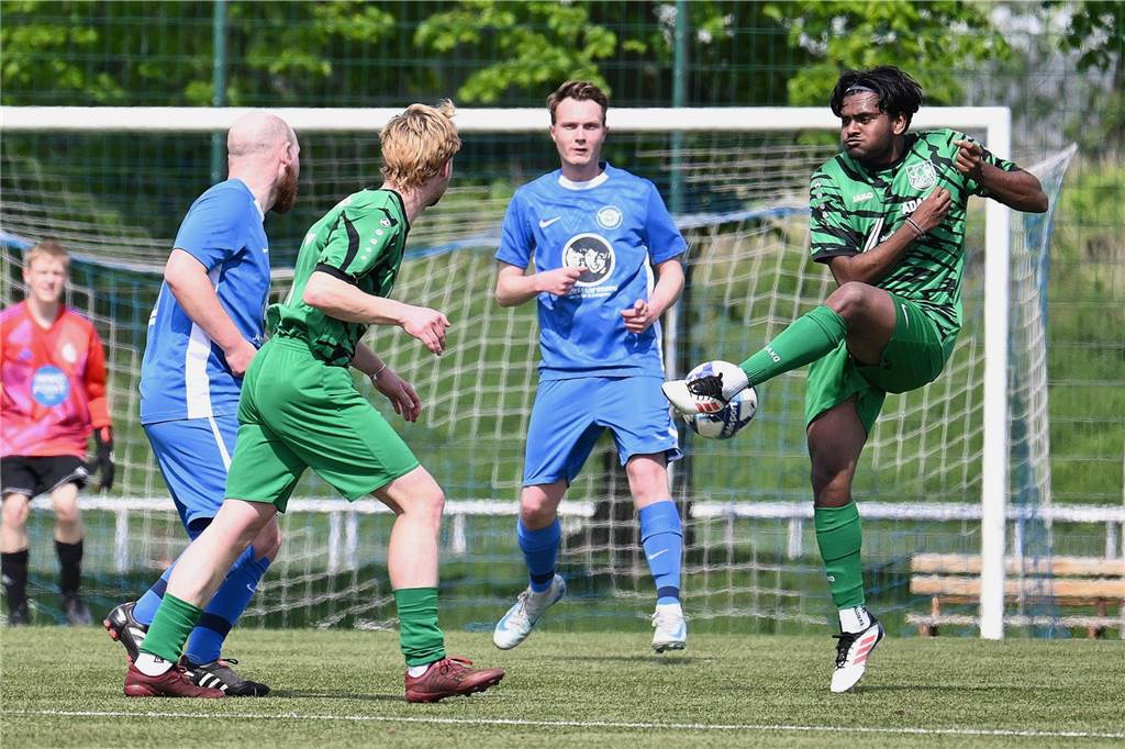 Im Derby der Reserveteams brauchte der ETuS Haltern II ein wenig, um ins Spiel zu finden, lag auch anfangs gegen den SV Bossendorf II zurück. Dann drehten die Eisenbahner aber auf und gewannen am Ende deutlich mit 9:1.
