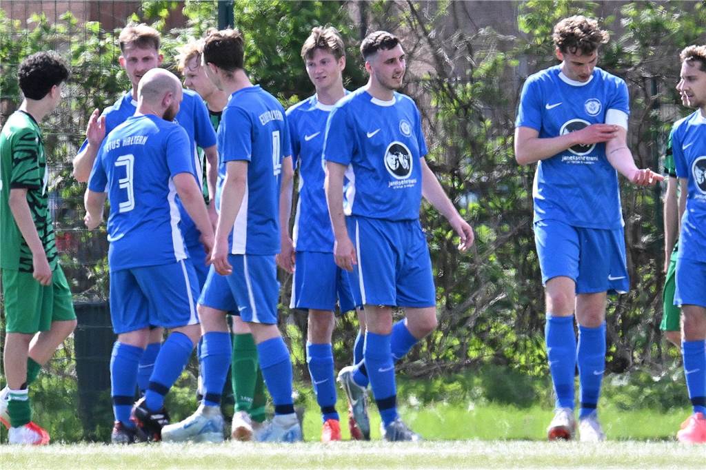 Im Derby der Reserveteams brauchte der ETuS Haltern II ein wenig, um ins Spiel zu finden, lag auch anfangs gegen den SV Bossendorf II zurück. Dann drehten die Eisenbahner aber auf und gewannen am Ende deutlich mit 9:1.