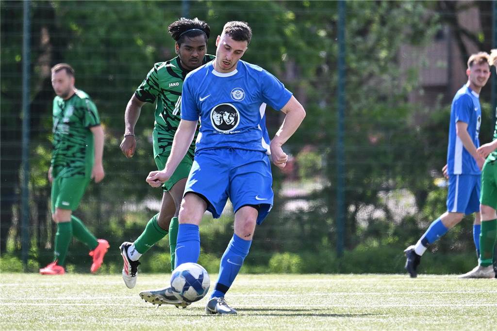 Im Derby der Reserveteams brauchte der ETuS Haltern II ein wenig, um ins Spiel zu finden, lag auch anfangs gegen den SV Bossendorf II zurück. Dann drehten die Eisenbahner aber auf und gewannen am Ende deutlich mit 9:1.