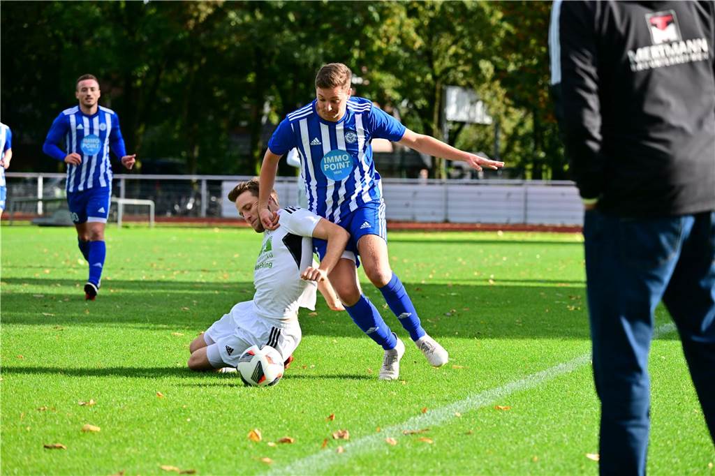 Thomas Lindens Hinrunden-Fazit Im Derby gegen den SV Lippramsdorf verletzte sich Malte Powierski (r.) an der Schulter. Thomas Linden hofft, dass der Offensivspieler beim Rückrundenauftakt wieder dabei sein kann.