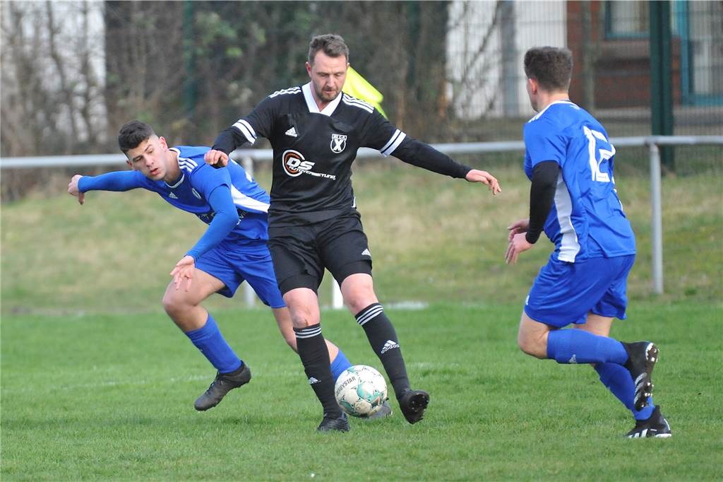 Sieben Tore bei SG Castrop II gegen VfB Habinghorst II - Kurioser Platzverweis bei Wacker II Im Derby zwischen dem VfB Habinghorst II (blaue Trikots) und der SG Castrop II schien beim Stand von 3:3 das Spiel gelaufen. Doch dann fiel in letzter Minute doch noch ein Tor und brachte die Entscheidung.