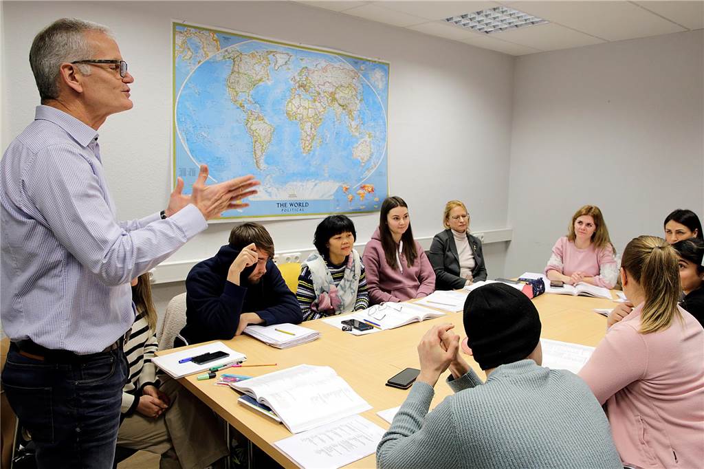 Sprache als Schlüssel zur Integration: „Krieg hat meinen Traum zerstört“ Udo Dilewski unterrichtet Flüchtlinge in einem Deutschkurs im Vitushaus in Haltern am See.