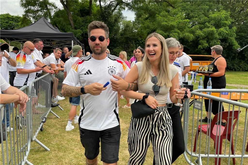238 Schuss: Patrick Klose ist neuer König der St. Otgerus Schützen Neuer König Patrick Klose und Königin Kristin Tegelkamp auf den Weg ins Festzelt.