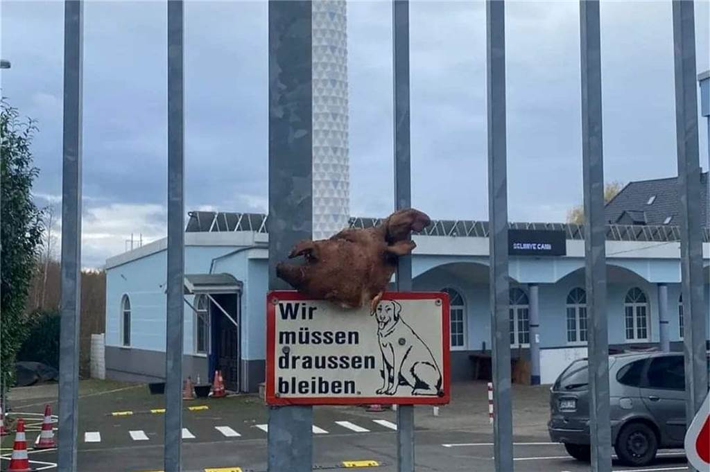 „Wir machen eure Moschee kaputt“ – Dortmunder Gemeinde erhält Drohbrief mit Hakenkreuzen Im Dezember 2021 hing ein Schweinekopf an der Ditib Selimiye Moschee in Eving.
