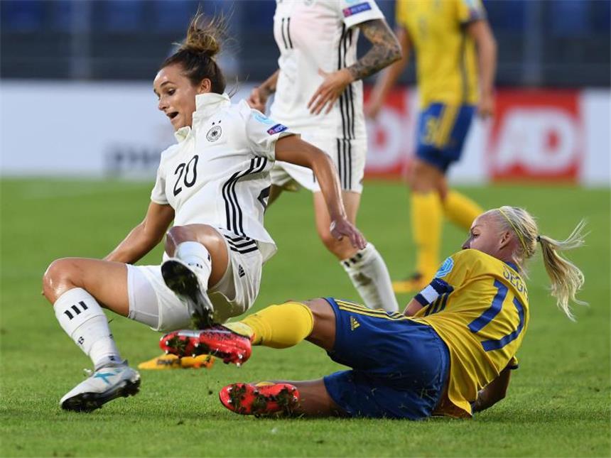 Dortmunderin Magull brennt auf Start der Saison Im DFB-Dress lief es für Lina Magull (l.) bei der Europameisterschaft nicht sonderlich gut. Doch die gebürtige Dortmunderin hat das Turnier abgehakt und will in der Liga mit dem SC Freiburg neu angreifen.