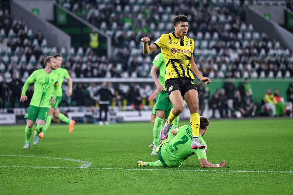 Paulina startet nach Profi-Debüt bei BVB-U23 durch: „Er hatte mit Profi-Fußball nichts mehr am Hut“ Jordi Paulina führt einen Zweikampf um den Ball.