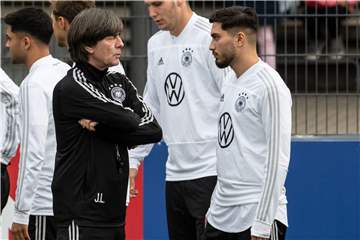 Im Dialog: Bundestrainer Joachim Löw mit Suat Serdar.