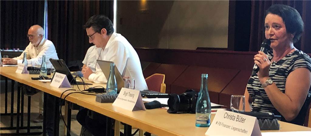 Grundstücke, Glasfaser und Vorhänge: Unternehmer haben Gesprächsbedarf Im Dialog mit den Unternehmen (v.l.) Moderator Andreas Brill, Bürgermeister Berthold Dittmann und Wirtschaftsförderin Birgit Thesing.