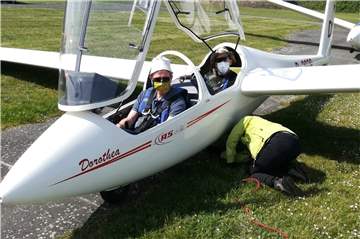 Im Doppelsitzer fliegen die Piloten mit Mundschutz und Handschuhen.