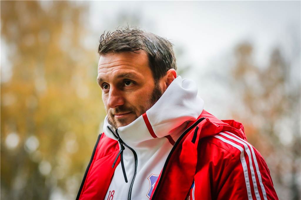 Dimitrios Kalpakidis will den BVB als Testspielgegner – Aki Watzke soll schon Bescheid wissen Dimitrios Kalpakidis trägt einen Trainingsanzug des TuS Bövinghausen.