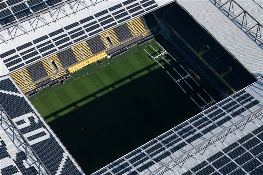 Bundesliga polarisiert: Richtungsstreit um den Fußball entbrannt Im Dortmunder Signal Iduna Park soll im Mai wieder der Ball rollen.