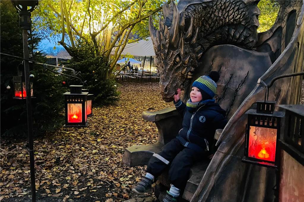 Öffnungszeiten der großen Freizeit-Attraktionen an den Feiertagen Im Drachenwald des Phantastischen Lichterweihnachtsmarkts können Kinder die Skulpturen erkunden.