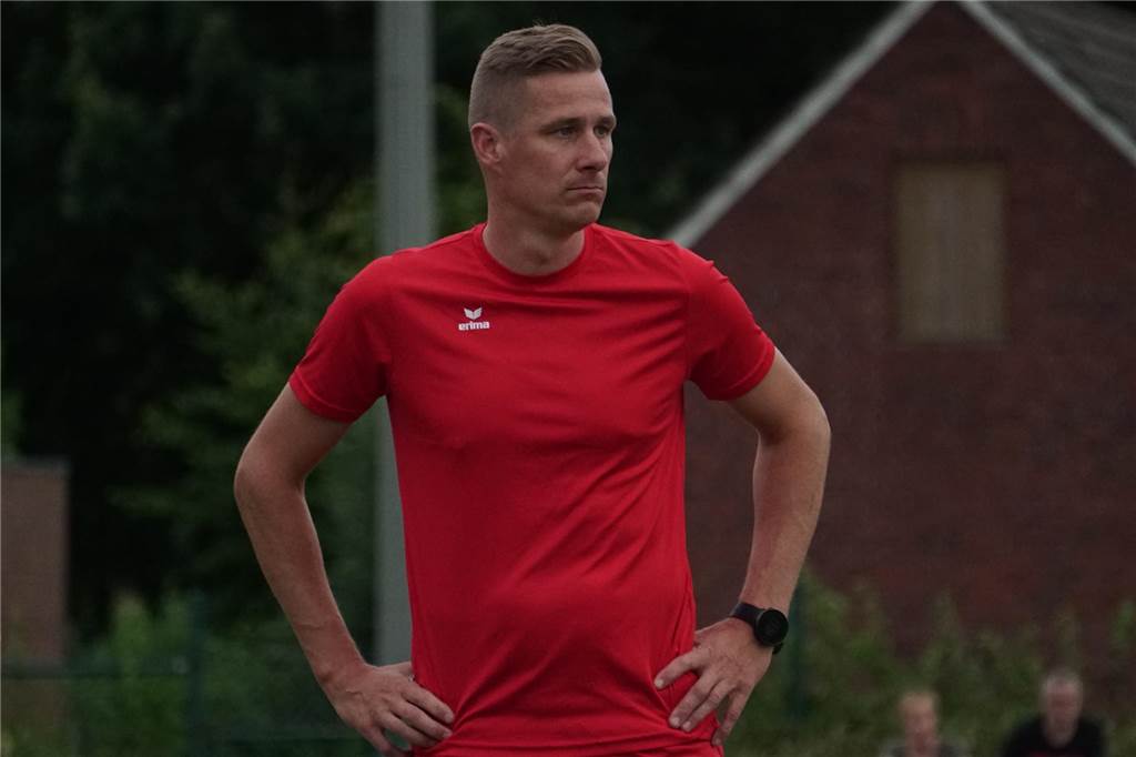 Westfalia Vinnum sorgt für Überraschung bei Stever-Lippe-Cup: SC Capelle scheidet aus Dennis Gerleve steht, die Arme in den Hüften gelegt.